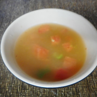 トマトとピーマンのピリ辛スープ